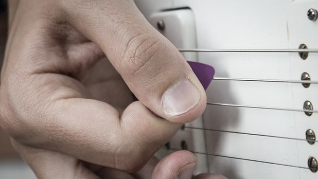 Holding the pick for tremolo picking